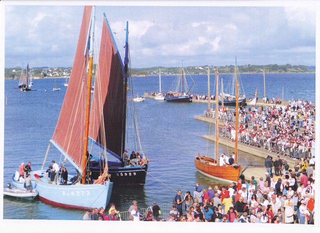La Bergère de Domrémy, les autres coquilliers de la rade de Brest et la chaloupe XVIIIème siècle Marie-Claudine à la fête du Tinduff (juillet 2014)