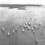 Au temps de la voile, jusqu’à 200 bateaux draguaient d’octobre à mai sur les bancs de coquilles de la rade de Brest (au fond, la pointe de l’Armorique et l’île Ronde).