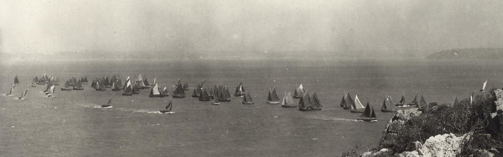 Au temps de la voile, jusqu’à 200 bateaux draguaient d’octobre à mai sur les bancs de coquilles de la rade de Brest (photo prise de l’île Longue).