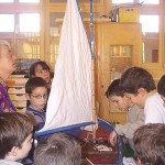 Animation de sensibilisation au patrimoine maritime dans les écoles : présentation de la maquette de la Bergère de Domrémy aux élèves